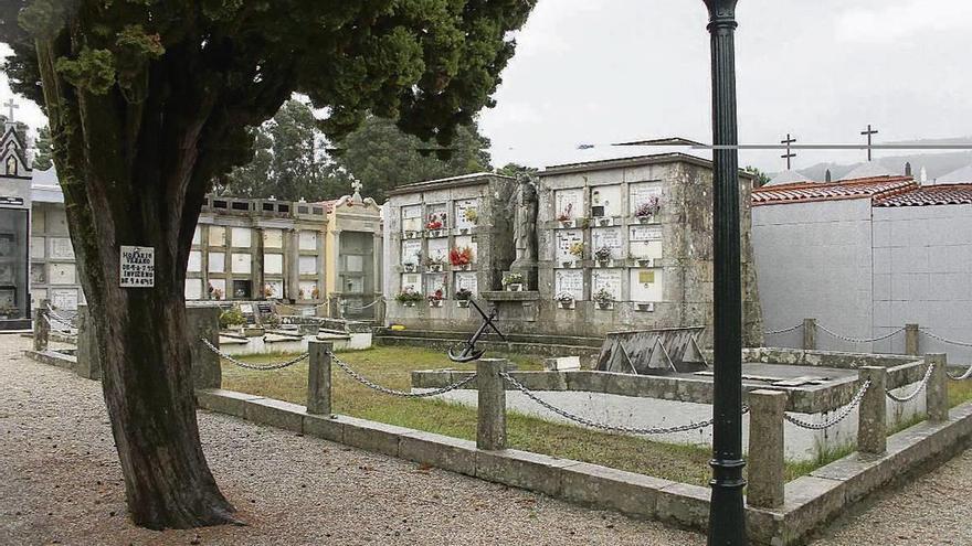 Os alcumes figuran nalgunhas lapidas xunto aos nomes dos falecidos no cementerio da Raña. // S. Álvarez