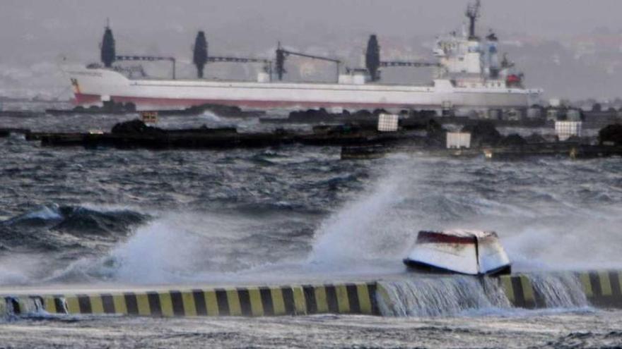 Las olas rebasaron el dique flotante por la tarde. // Iñaki Abella