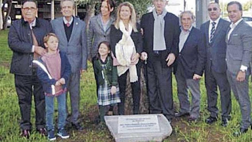 Familiares de Pedro Meaurio y autoridades del aeropuerto y de Fomento del Turismo.