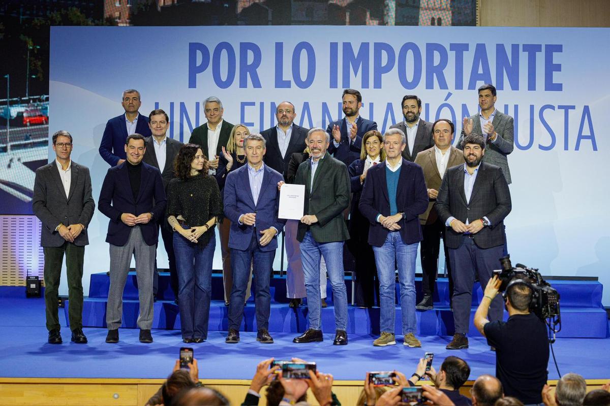 Los líderes autonómicos del PP, junto a Alberto Núñe Feijóo, con la Declaración de Zaragoza.