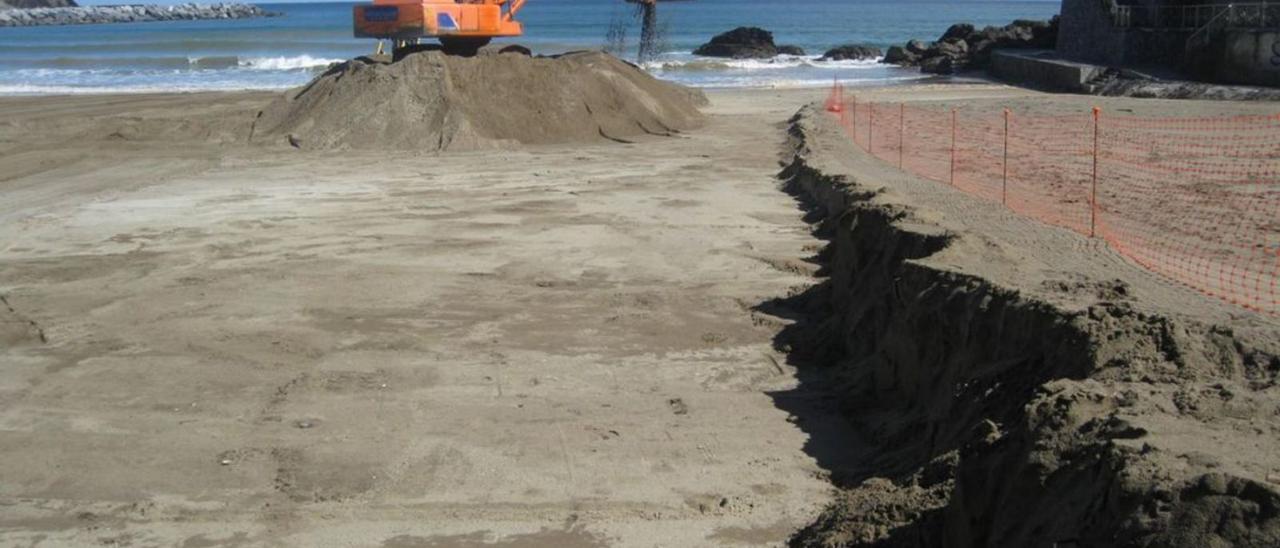 Imagen impactante de una recuperación artificial de playas y dunas con excavadoras.