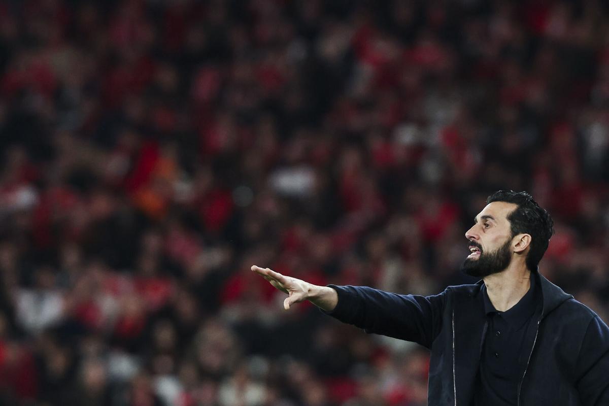 Lisbon (Portugal), 17/02/2026.- Real Madrid head coach Alvaro Arbeloa reacts during the UEFA Champions League soccer match between Benfica and Real Madrid, in Lisbon, Portugal, 17 February 2026. (Liga de Campeones, Lisboa) EFE/EPA/JOSE SENA GOULAO