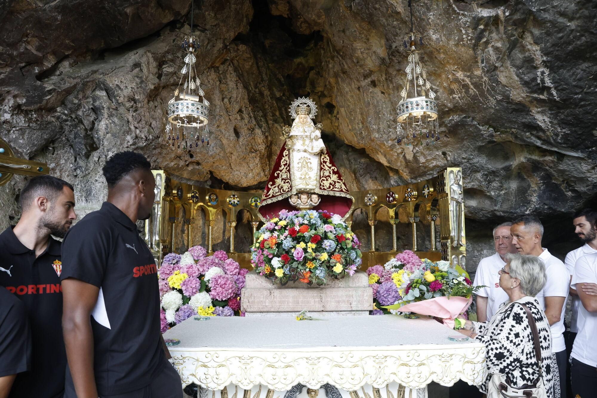 EN IMÁGENES: Visita del Sporting a La Santina en Covadonga