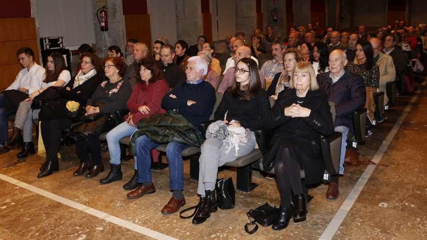 Público asistente a la conferencia y posterior coloquio en Club FARO. // R. Grobas