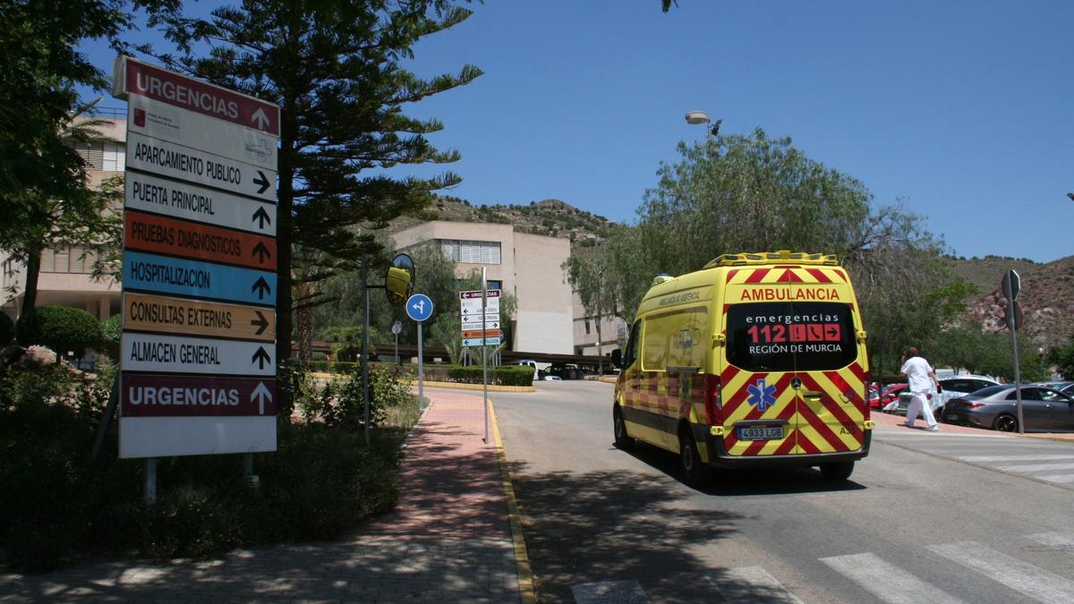 Una ambulancia se dirige a la zona de Urgencias del Rafael Méndez.