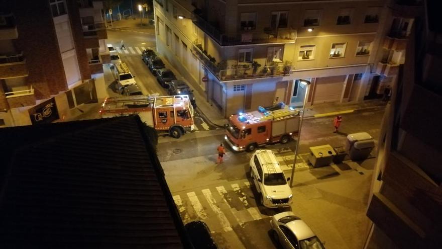 Bombers treuen aigua de l&#039;edifici a la cantonada entre els carrers Sarret i Arbós i Doctor Esteve.