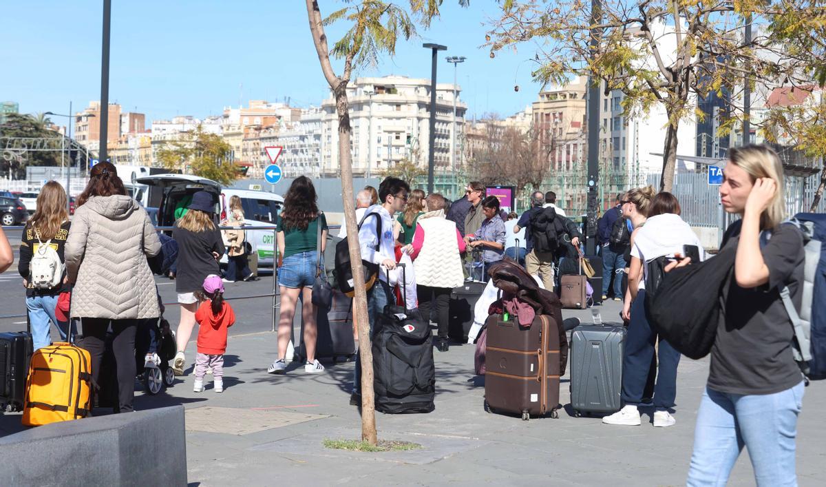 Visitantes con maletas a la salida de la estación del AVE, las pasadas Fallas.
