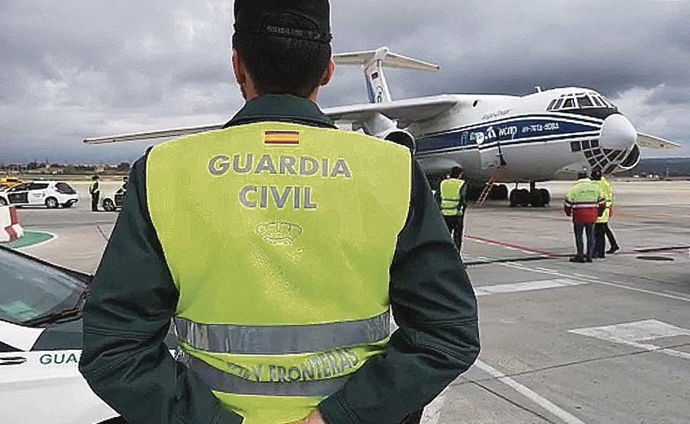 Vigilancia y escolta de material sanitario al llegar al aeropuerto.