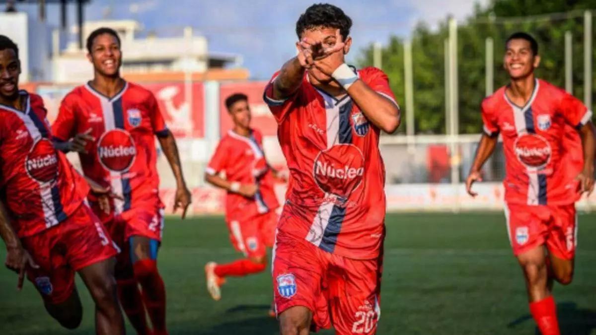 Vinícius Correa celebrando un tanto