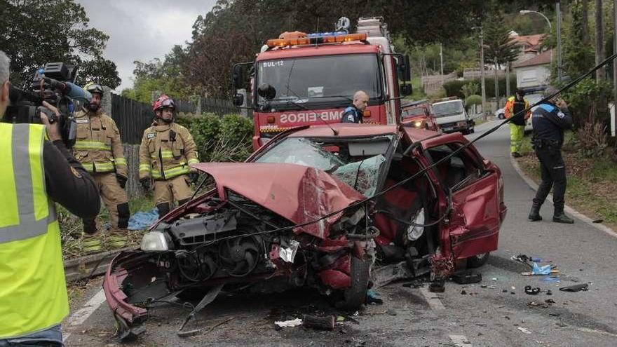 El vehículo quedó destrozado a consecuencia de la brutal colisión. // Santos Álvarez