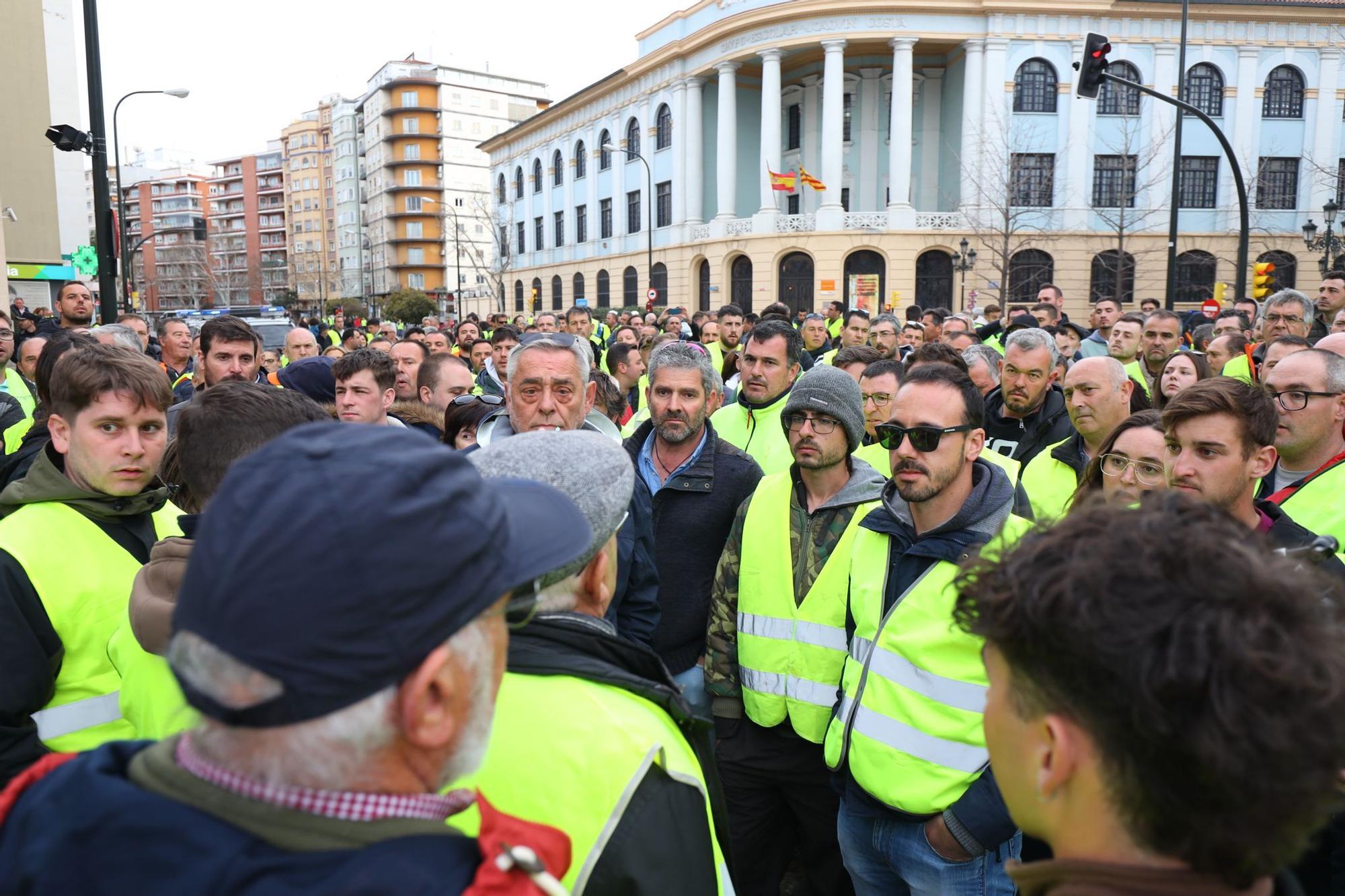 En imágenes | Un grupo de agricultores se concentran frente a la Jefatura Superior de Aragón