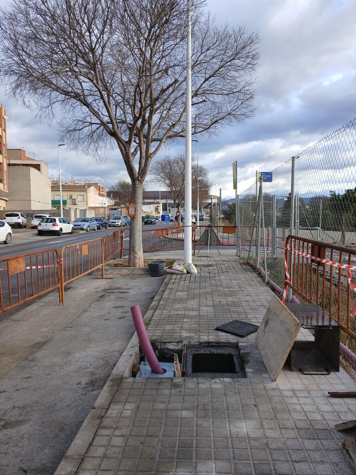 Trabajos de reubicación de las farolas en la calle Bétera.
