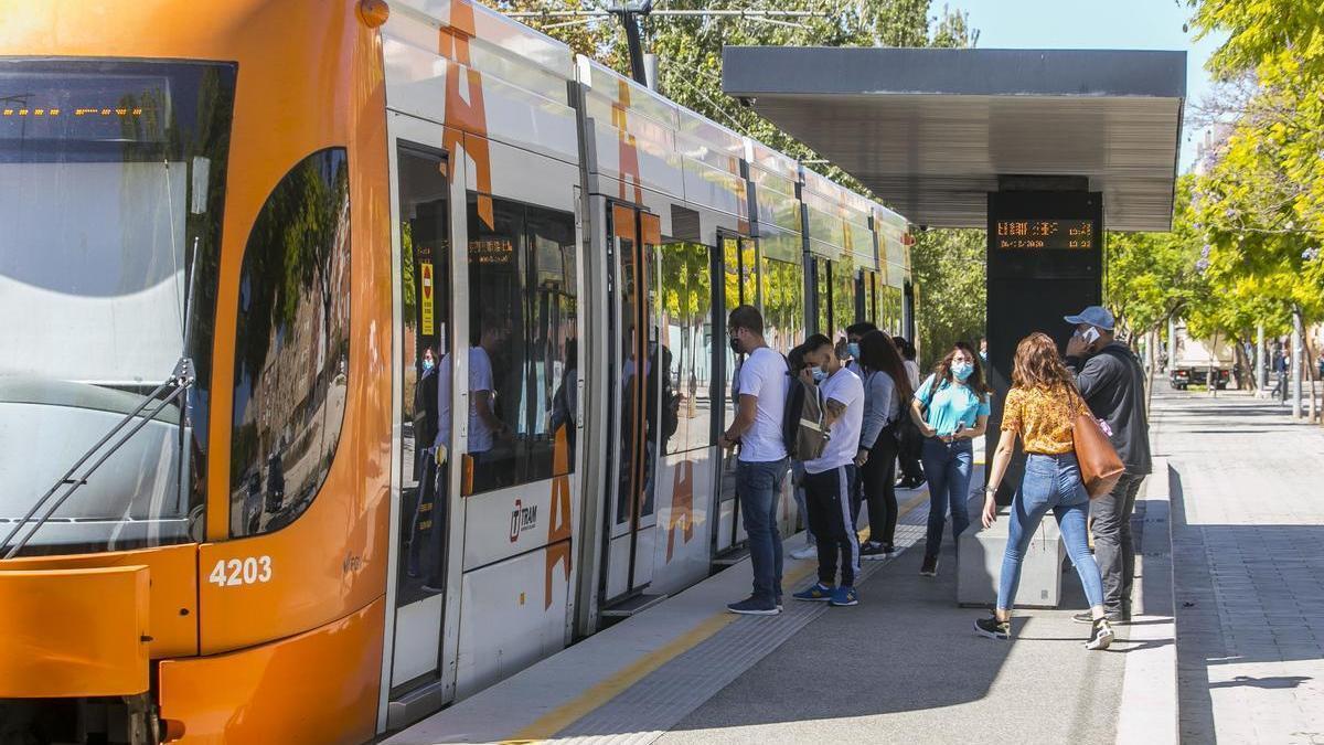 Usuarios del TRAM en la parada de Garbinet