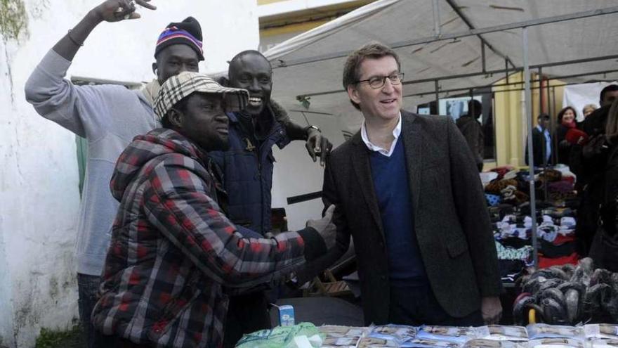 Feijóo saluda a vendedores ambulantes senegaleses en Vilagarcía. // Noé Parga