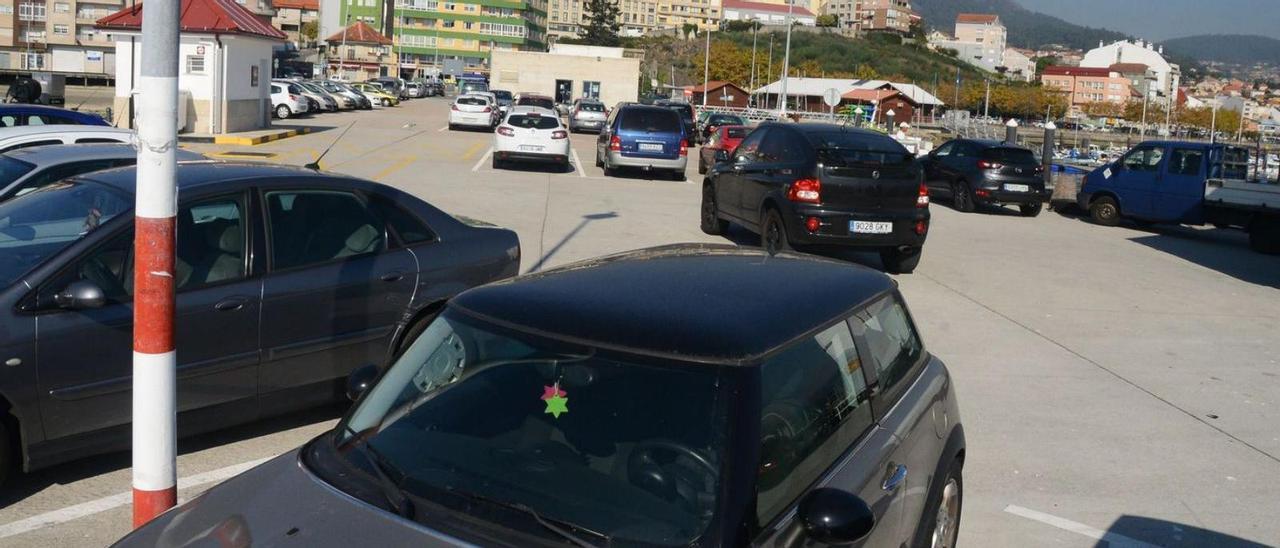 Coches buscando estacionamiento en la explanada del muelle de pasajeros moañés.   GONZALO NÚÑEZ