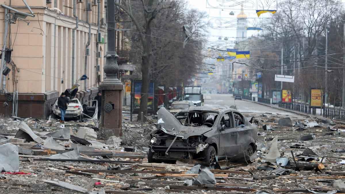 Zona atacada por un misil ruso en el centro de Járkov.