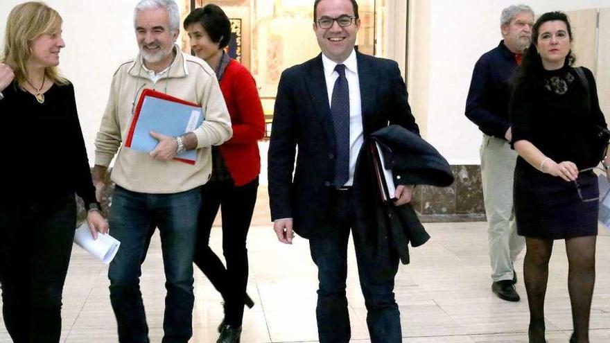 El director general de Política Educativa Escolar, Miguel Vega (centro), con miembros de la comisión.