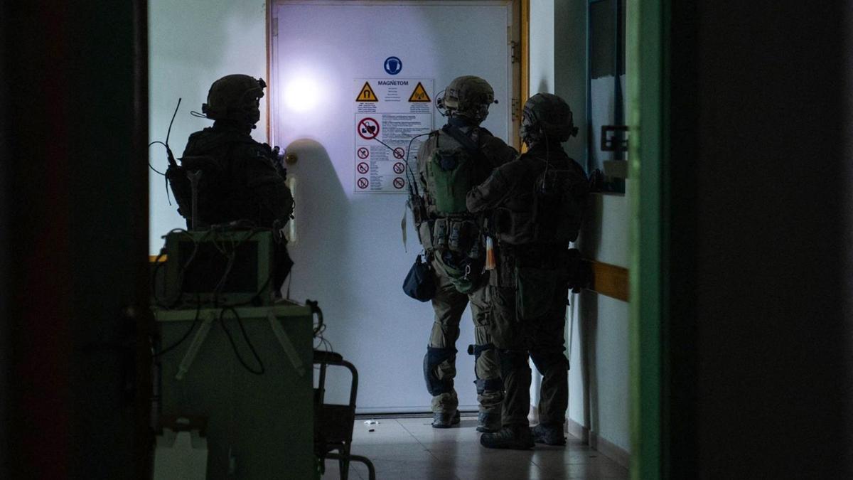 Soldados israelíes inspeccionan el hospital de Al Shifa, en la ciudad de Gaza, este jueves.