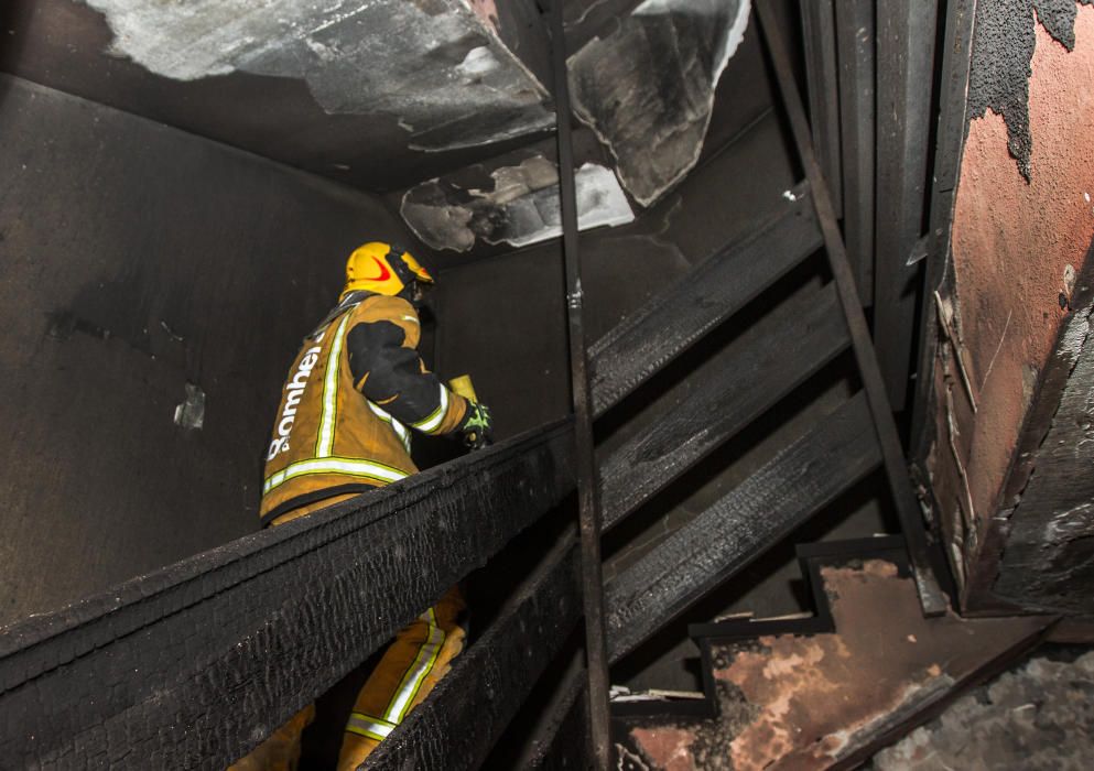 Los bomberos sofocan un incendio en una casa de San Vicente del Raspeig