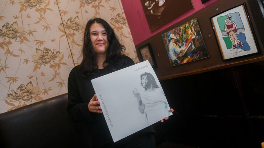 Silvia Penide, con el vinilo de su último trabajo ‘Mientras dura el aplauso’.   | //  ARCAY/ROLLER AGENCIA