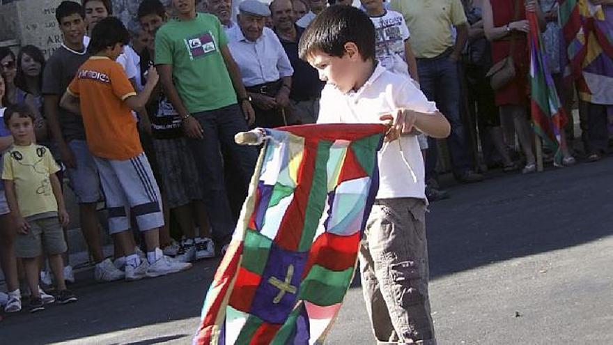 Almeida y Muga bailan la bandera en honor de la Virgen