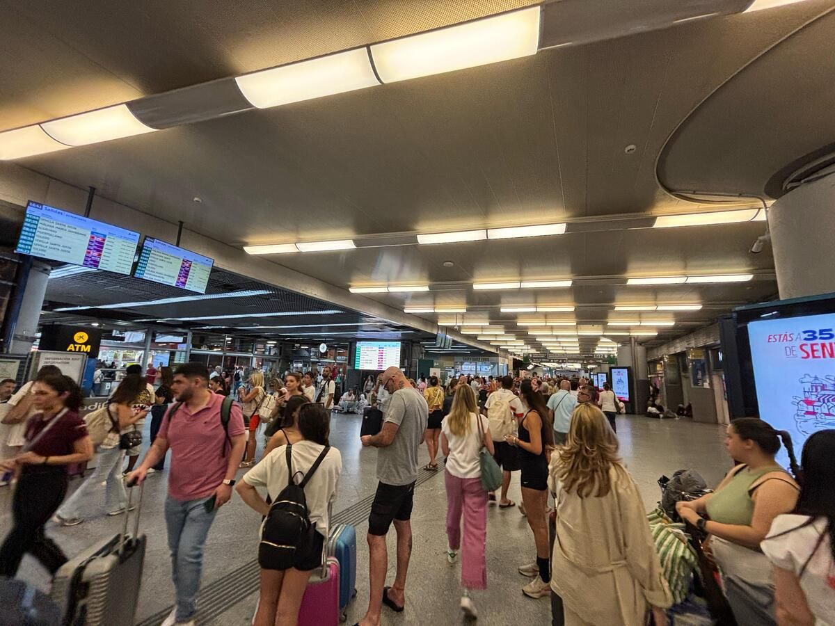 Caos en Atocha: largas colas en la estación y grandes retrasos en los trenes AVE