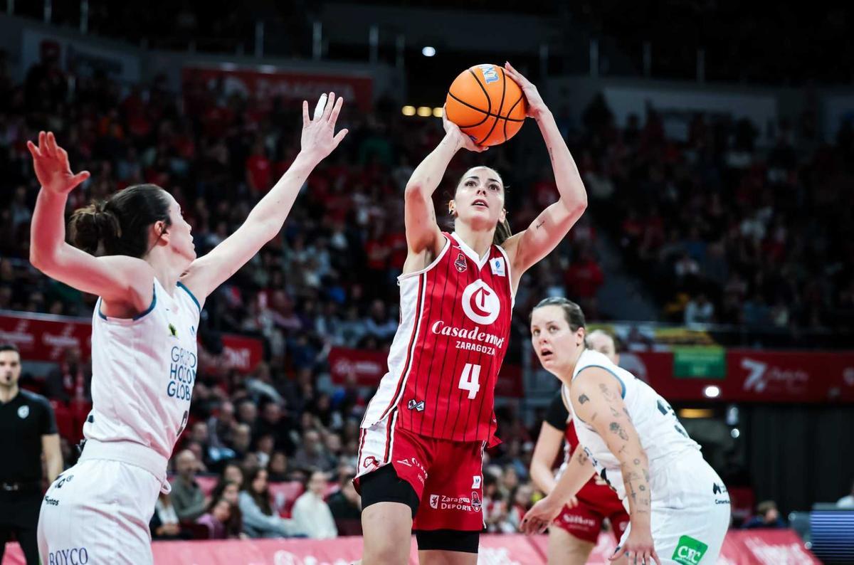Mariona Ortiz, lanzando a canasta ante la defensa de Ayuso