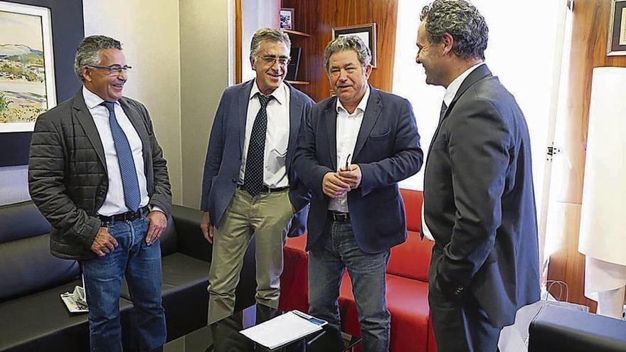 Miguel Anxo Fernández Lores, con los organizadores del Congreso Bienal Setrade. // Gustavo Santos