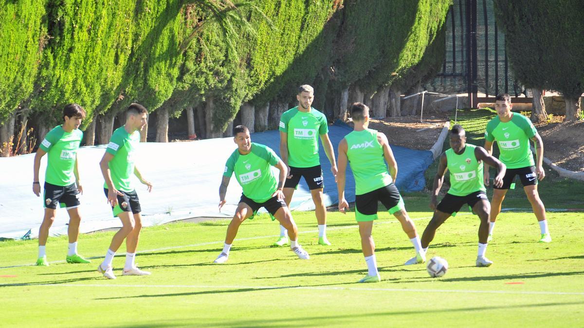 Los jugadores del Elche hacen un rondo, durante el entrenamiento del viernes