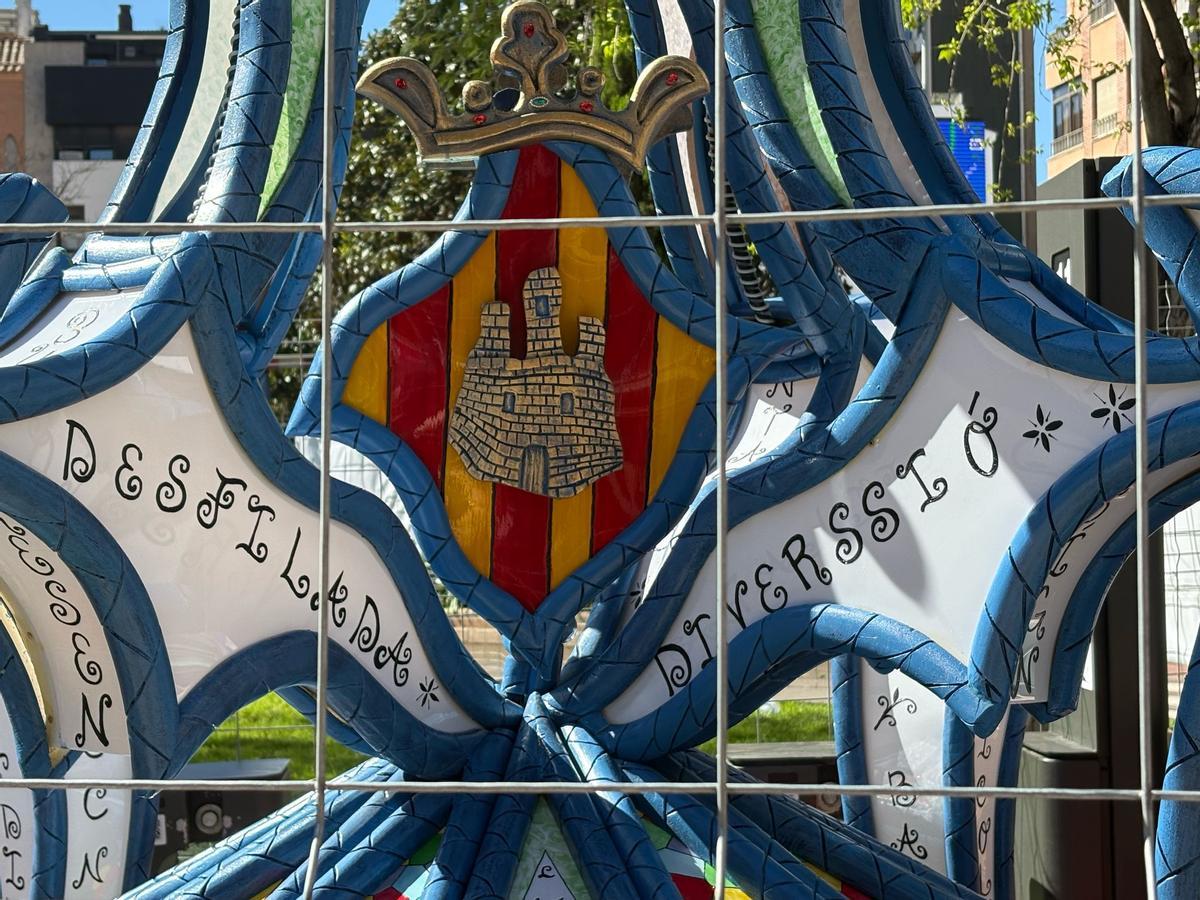 Detalle del escudo de la gaiata infantil
