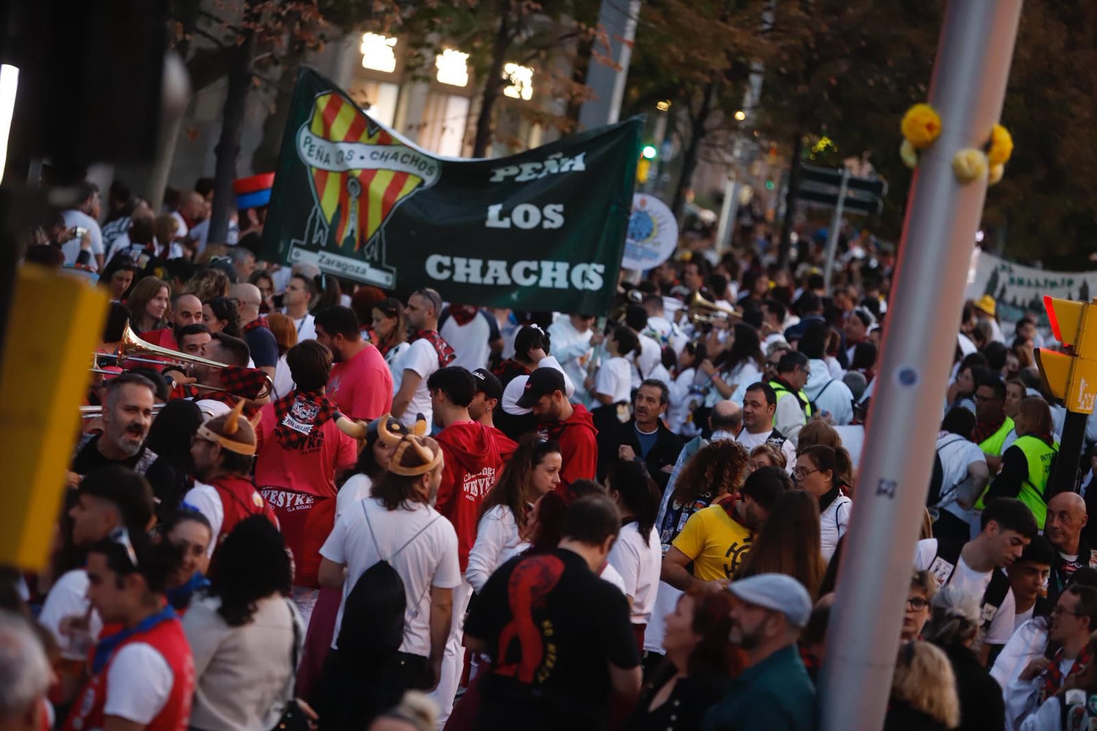 En imágenes | Las peñas de Zaragoza invaden el centro para el maratón de charangas