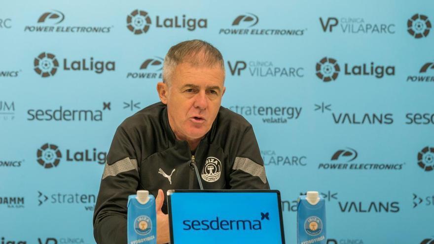 Lucas Alcaraz, técnico de la UD Ibiza: &quot;Tenemos que apretar en acierto y en volumen&quot;