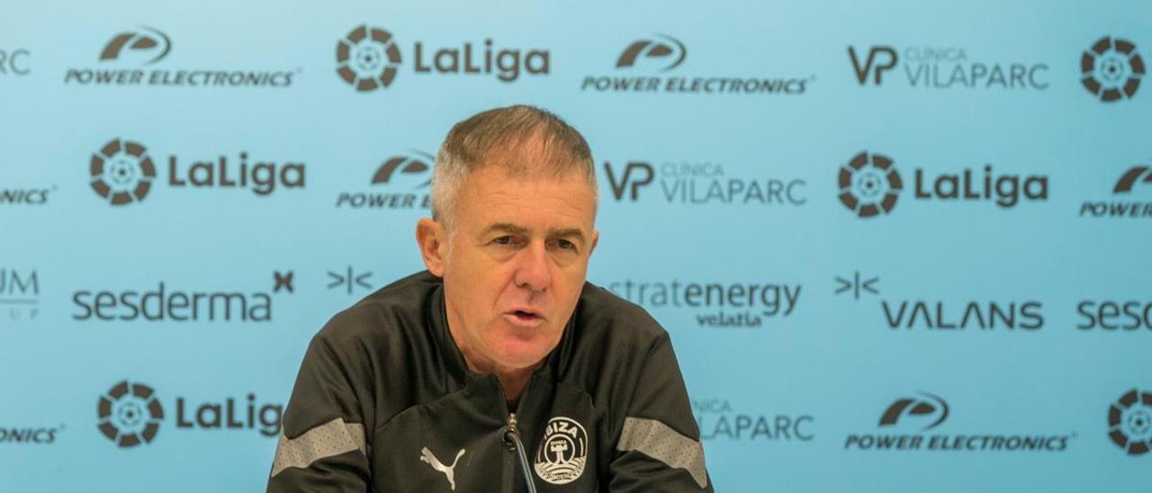 Lucas Alcaraz, entrenador del conjunto ibicenco, en rueda de prensa tras el entrenamiento de este viernes.