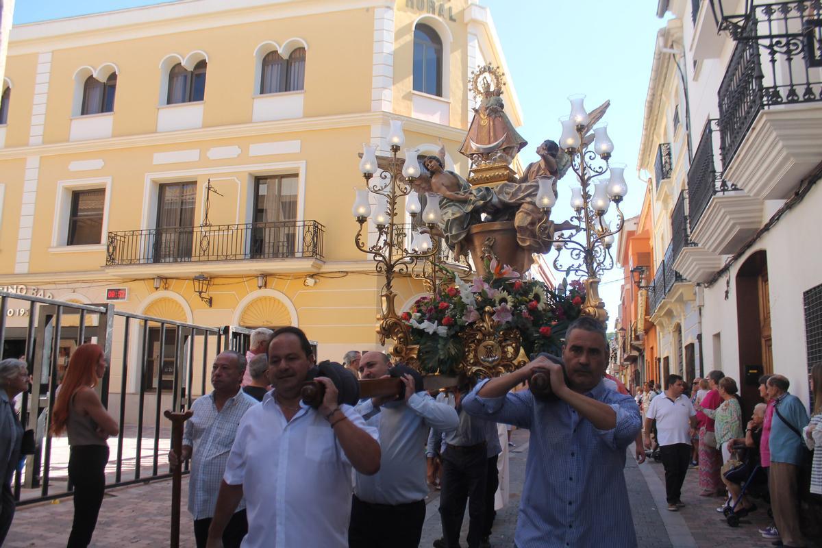 Integrantes de la Quinta dels 27 anys, portando a hombros a la patrona de Almenara.
