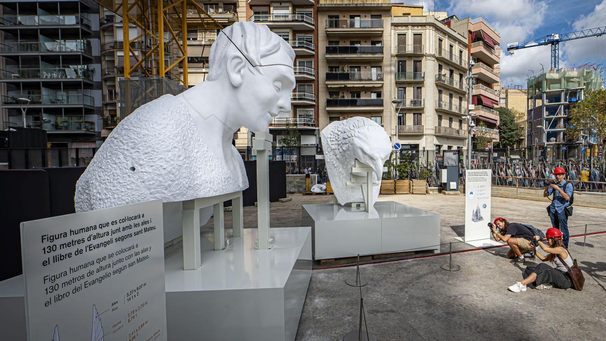 Dos colosales figuras de mármol griego de Thasos, el más blanco del mundo, aguardan a los pies del templo de la Sagrada Família para ser alzadas en octubre a la cima de las torres dedicadas a los evangelistas Juan y Mateo, la primera, como marca la tradición cristiana, un águila, y la segunda, con un esculpido que a veces confunde incluso a los más creyentes, con el aspecto de un hombre alado, sin que eso sea exactamente un ángel.