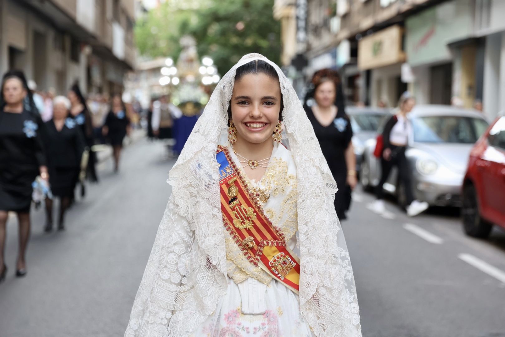 Paula Nieto y la corte acompañan a la Virgen en su "passejà" por Olivereta