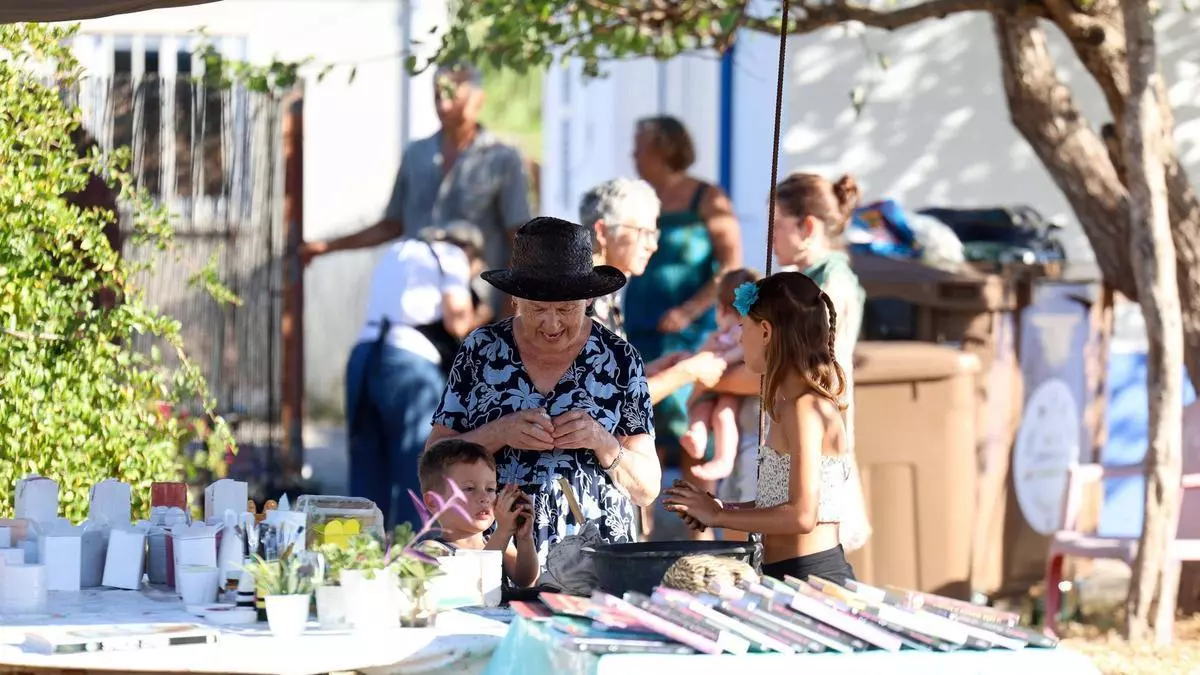 Plantando sin importar la edad en Ibiza