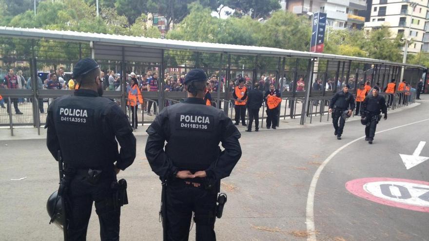 La policia manté el dispositiu de seguretat pel Barça-Athletic malgrat el repartiment d’estelades