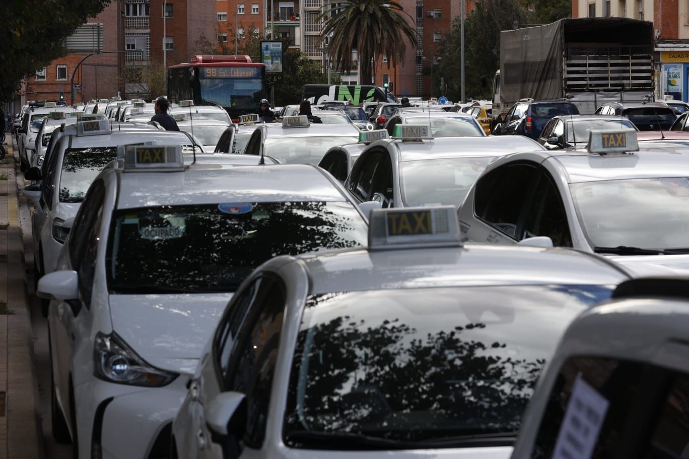 Decenas de taxis protestan por el cambio de regulación horaria