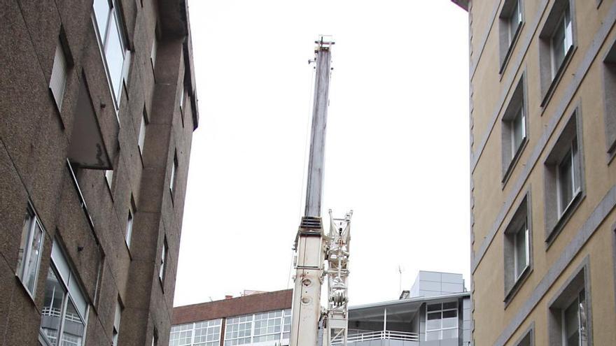 La retirada de la polémica antena de Benito Vigo exigió esta mañana la utilización de una grúa de grandes dimensiones. // Bernabé / Juan Carlos Asorey