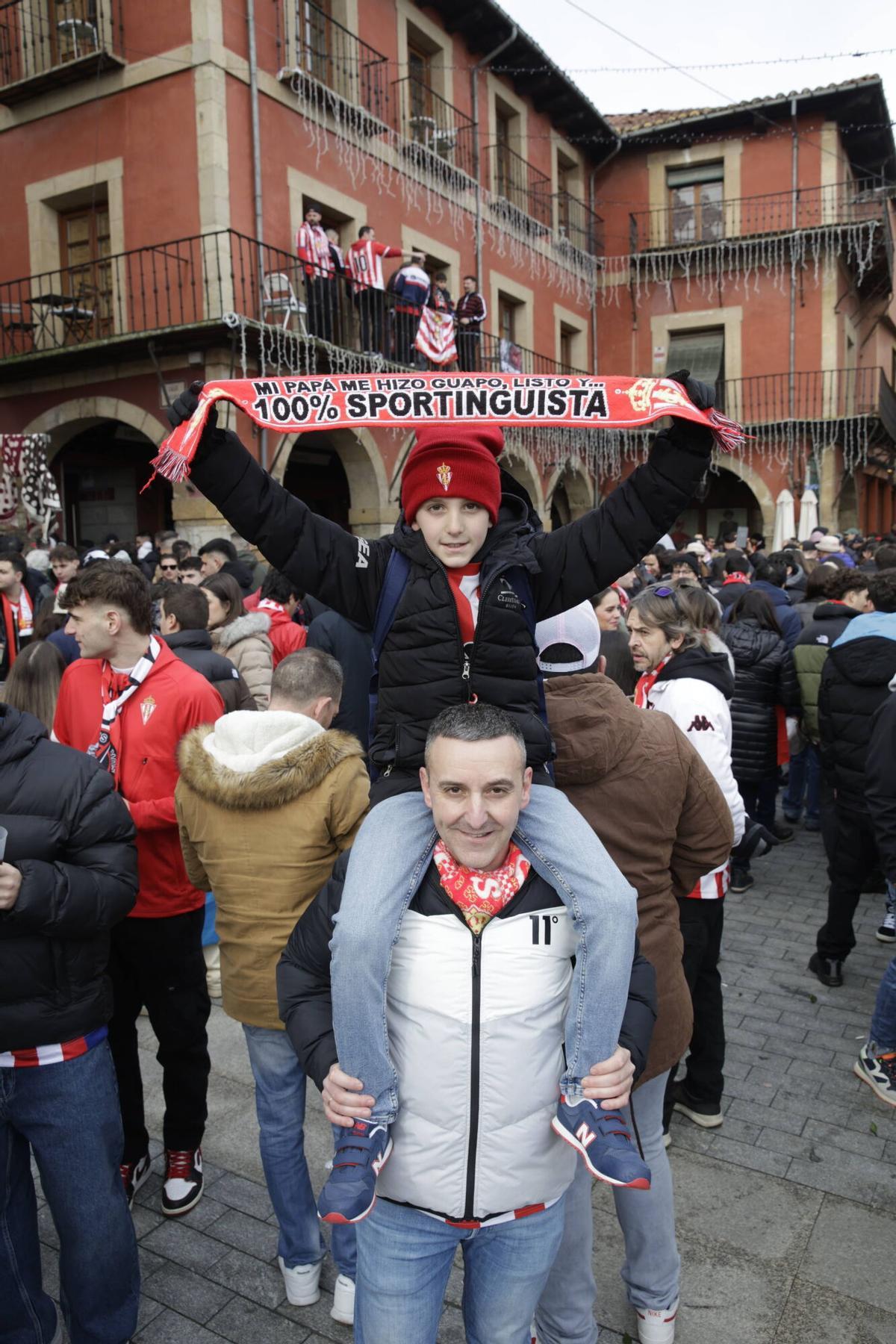 La Mareona invade León ates del partido del Sporting