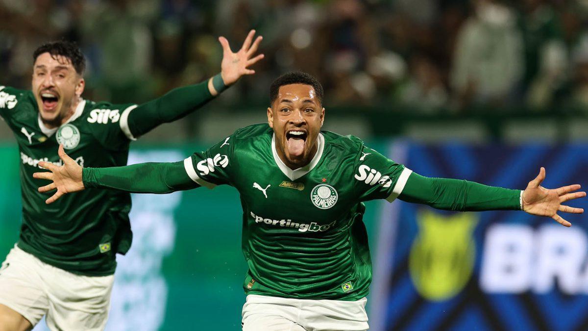 Vitor Roque celebra su gol en el clásico contra el Sao Paulo