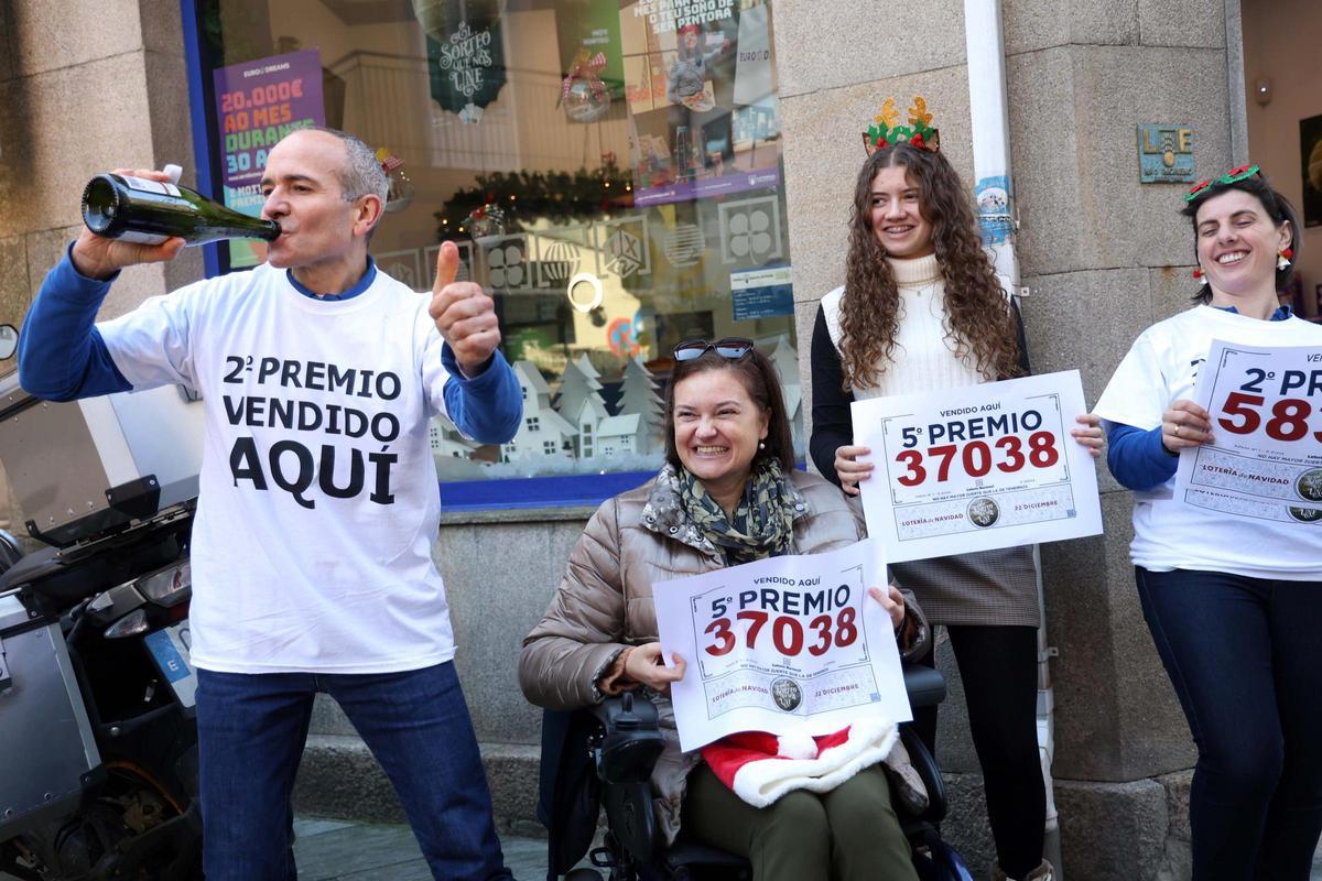 Manuel Rodríguez con su esposa, María José Díaz Devesa, su hija Clara y la empleada de la administración, Maica Filgueira.