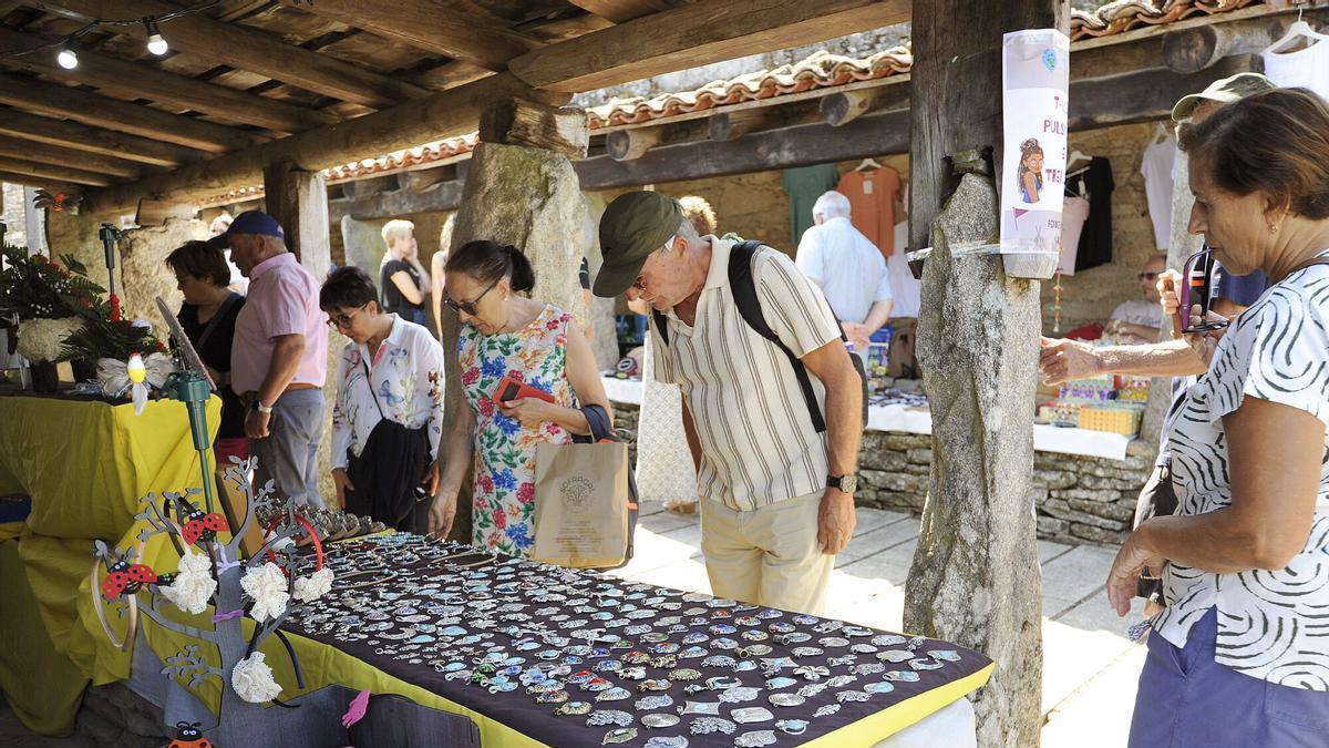 Uno de los puestos de la Mostra de Artesanía del año pasado.