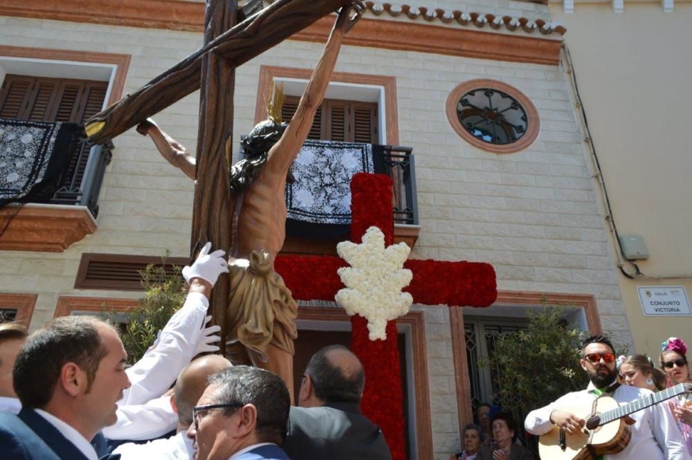 El Cristo del Perdón y de la Vera Cruz ha recorrido las calles, decoradas con cruces florales, macetas, enseres y banderillas de colores, acompañado de cientos de fieles