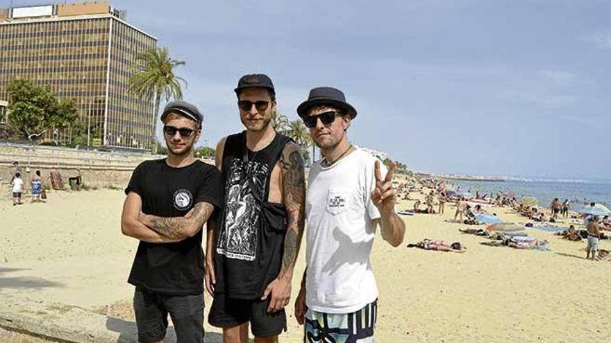 El grupo Itchy, ayer, en la playa de Can Pere Antoni.