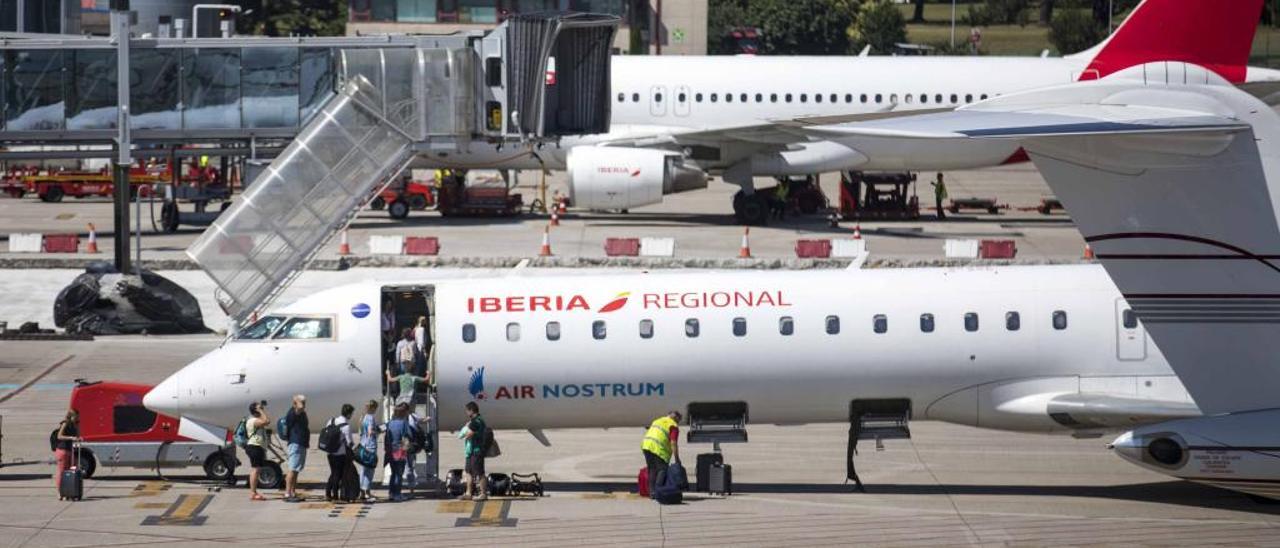 Avión de Air Nostrum (Iberia) en el aeropuerto de Peinador. // C. Graña