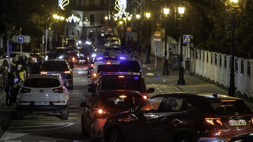 La DGT empieza ya a multar a los conductores que hagan esto con los intermitentes hasta 200 euros