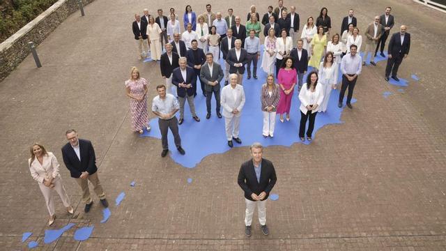 Elvira Velasco, de blanco, situada en Zamora en el mapa azul de España, junto al resto de candidatos y a Núéz Feijóo en Santiago de Compostela. | CEDIDA