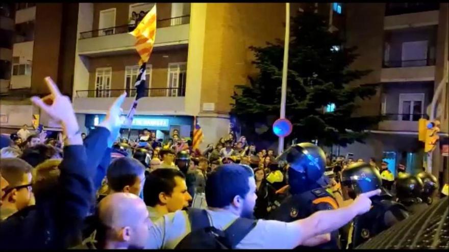 Empentes entre manifestants i Mossos davant la caserna de Manresa